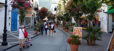 Via Roma, die Flaniermeile in Ischia Porto