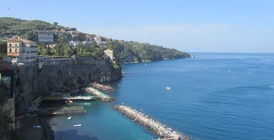 die Stadt Sorrent im Golf von Neapel 
