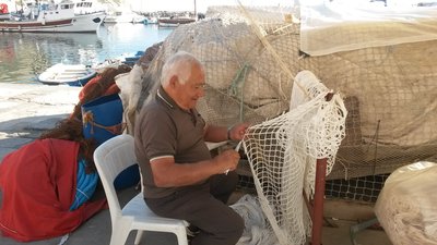 Procida, ein Fischer flickt sein Netzt