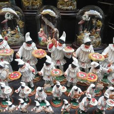 Eine Gruppe von Pulcinella Figuren, San Gregorio Ameno, Neapel