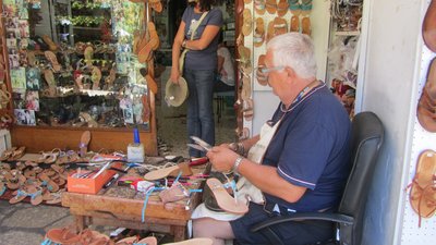 Ein Handwerker näht Sandalen, Gemeinde Anacapri