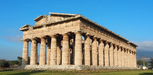 die Ausgrabungstadt Paestum mit der Tempelanlage 
