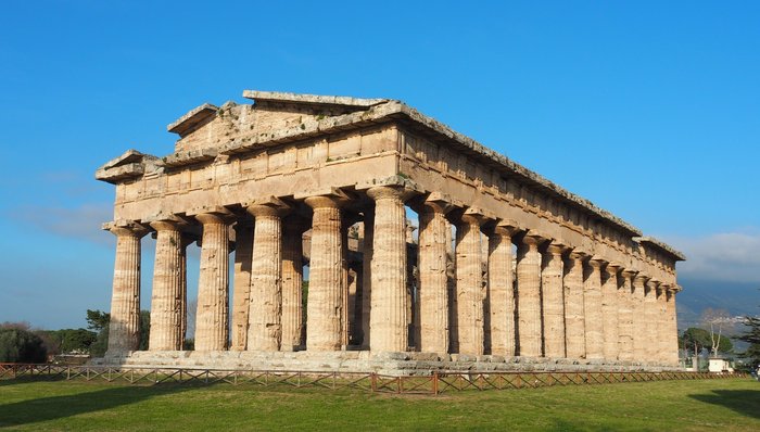 die Ausgrabungstadt Paestum mit der Tempelanlage 