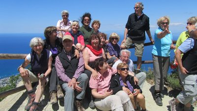 Wandergruppe auf der Spitze des Monte Epomeo auf Ischia