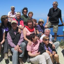 Wandergruppe auf der Spitze des Monte Epomeo auf Ischia