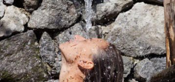 das Heilwasser der Nitrodi Quelle in Ischia