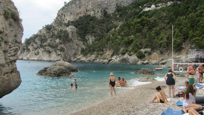 Der Strand Marina Piccola in der Gemeinde Capri