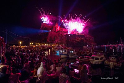 Feuerwerk zum Fest der Heiligen Anna Castell Aragonese Ischia Ponte