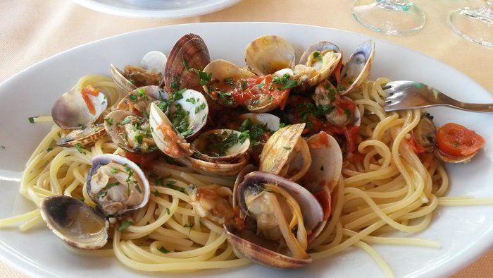 leckere Spaghetti mit Venusmuscheln und Tomaten auf Ischia