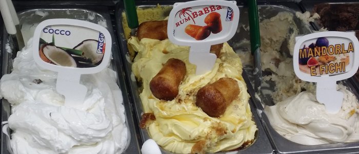 Neapel Eis mit Geschmachk von Babà mit Rum 