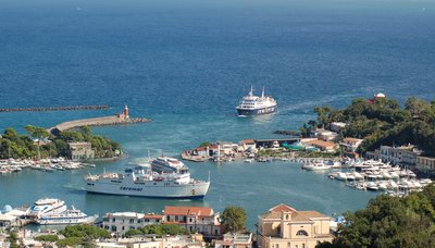 der Hafen von Ischia Porto