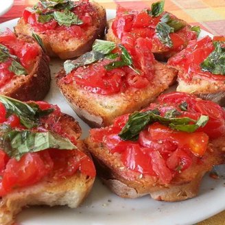 Traditionelle Bruschetta mit Tomaten und Basilikum auf Ischia 