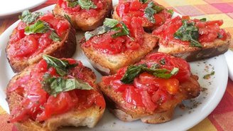 Traditionelle Bruschetta mit Tomaten und Basilikum auf Ischia 