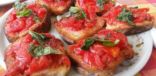 Traditionelle Bruschetta mit Tomaten und Basilikum auf Ischia 