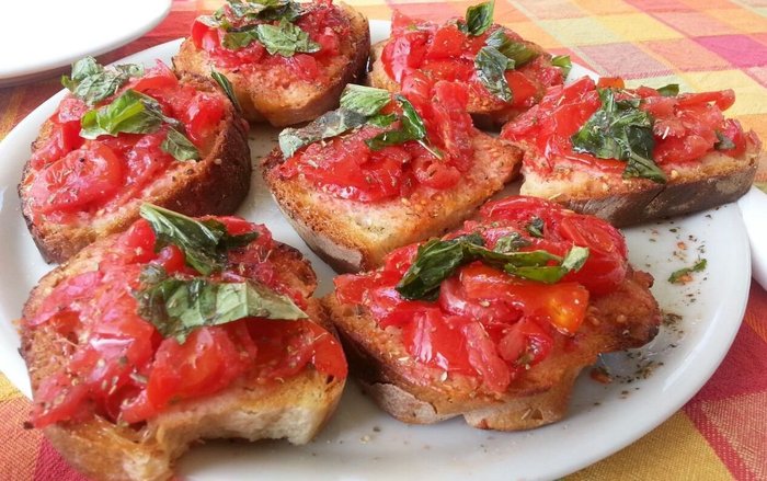 Traditionelle Bruschetta mit Tomaten und Basilikum auf Ischia 