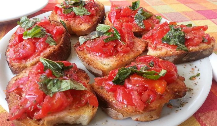 Traditionelle Bruschetta mit Tomaten und Basilikum auf Ischia 