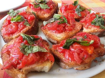 Traditionelle Bruschetta mit Tomaten und Basilikum auf Ischia