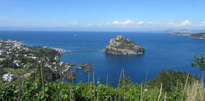 Ischia Castello Aragonese mit der Cartaromana Bucht