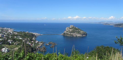 Ischia Castello Aragonese mit der Cartaromana Bucht