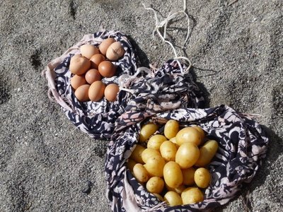 Eier und Kartoffeln im heissen Sand gegart