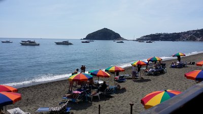 der Maronti Strand auf Ischia