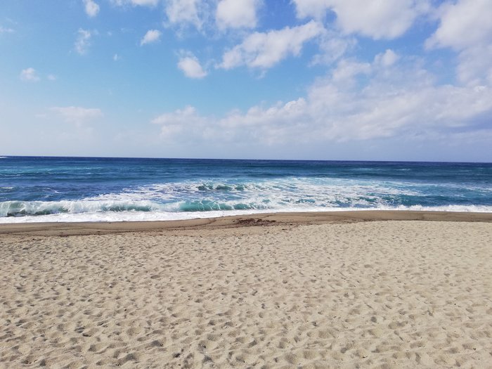 der feine und helle Strand von Forio, Insel Ischia