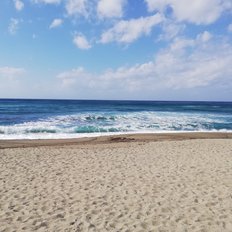 der feine und helle Strand von Forio Insel Ischia