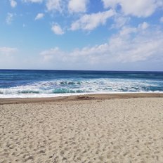 der feine und helle Strand von Forio, Insel Ischia