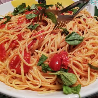 Spaghetti al pomodoro mit frischem Basilikum