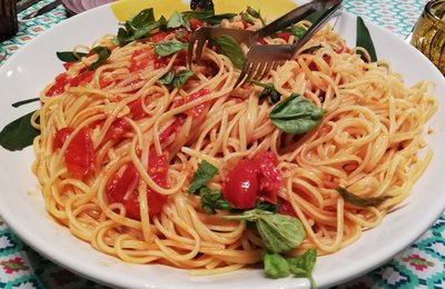 Spaghetti al pomodoro mit frischem Basilikum