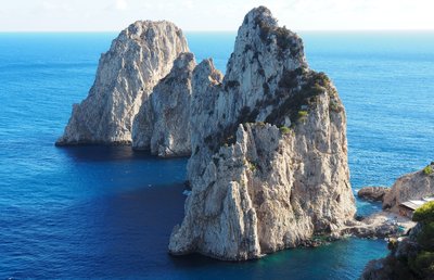 die beknannten Faraglioni Felsen auf der Insel Capri