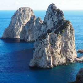 die beknannten Faraglioni Felsen auf der Insel Capri