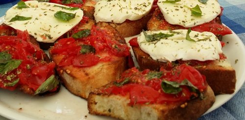 Bruschetta mit Tomate und Mozzarella 