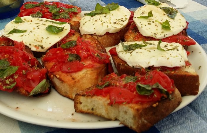 Bruschetta mit Tomate und Mozzarella 