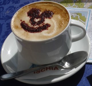 ein Cappuccino mit geschäumter Milch und einem Lächeln aus Kakao